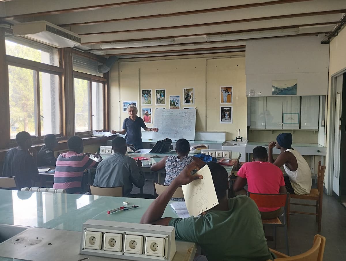 Professeur de TEC31 donnant un cours à des mineurs étrangers