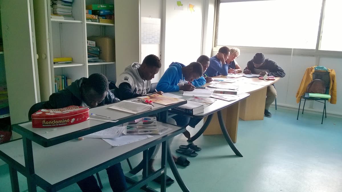 Mineurs isolés entrain d'étudier avec une professeure de TEC 31.