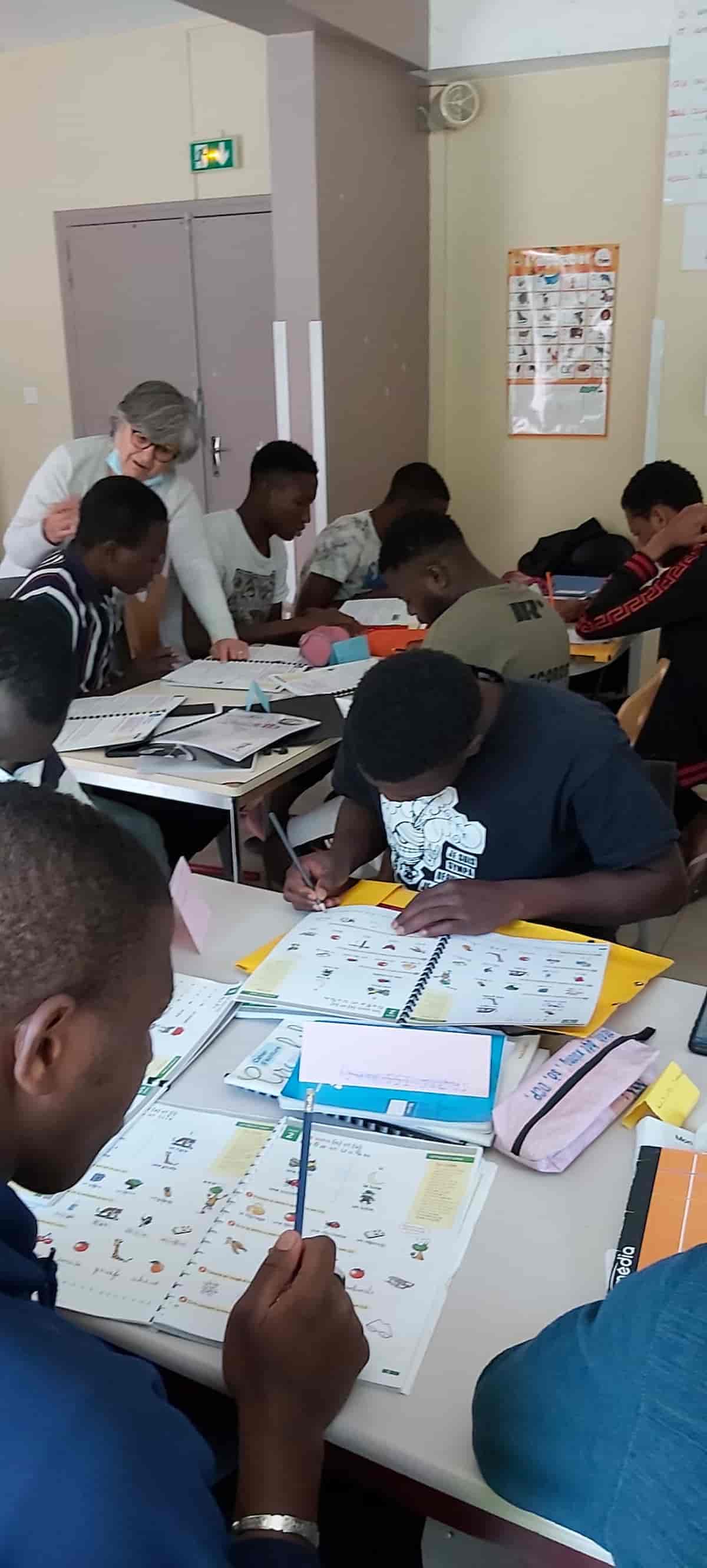 Une professeure de TEC 31 entrain de donner un cours à des Mineurs isolés.