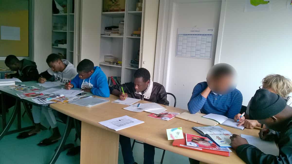 Mineurs isolés entrain d'étudier avec une professeure de TEC 31
