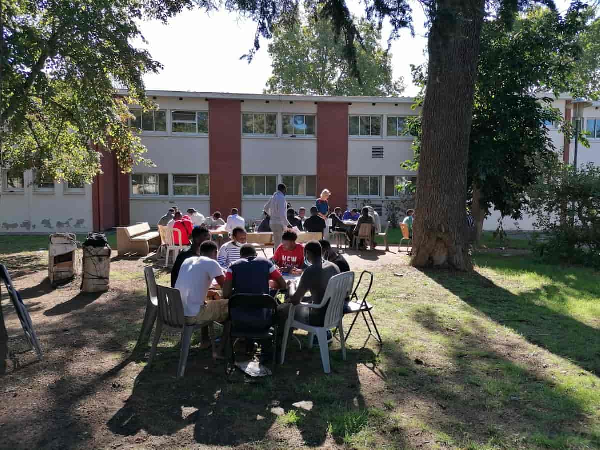Mineurs Isolés étrangers en train d'étudier en plair.