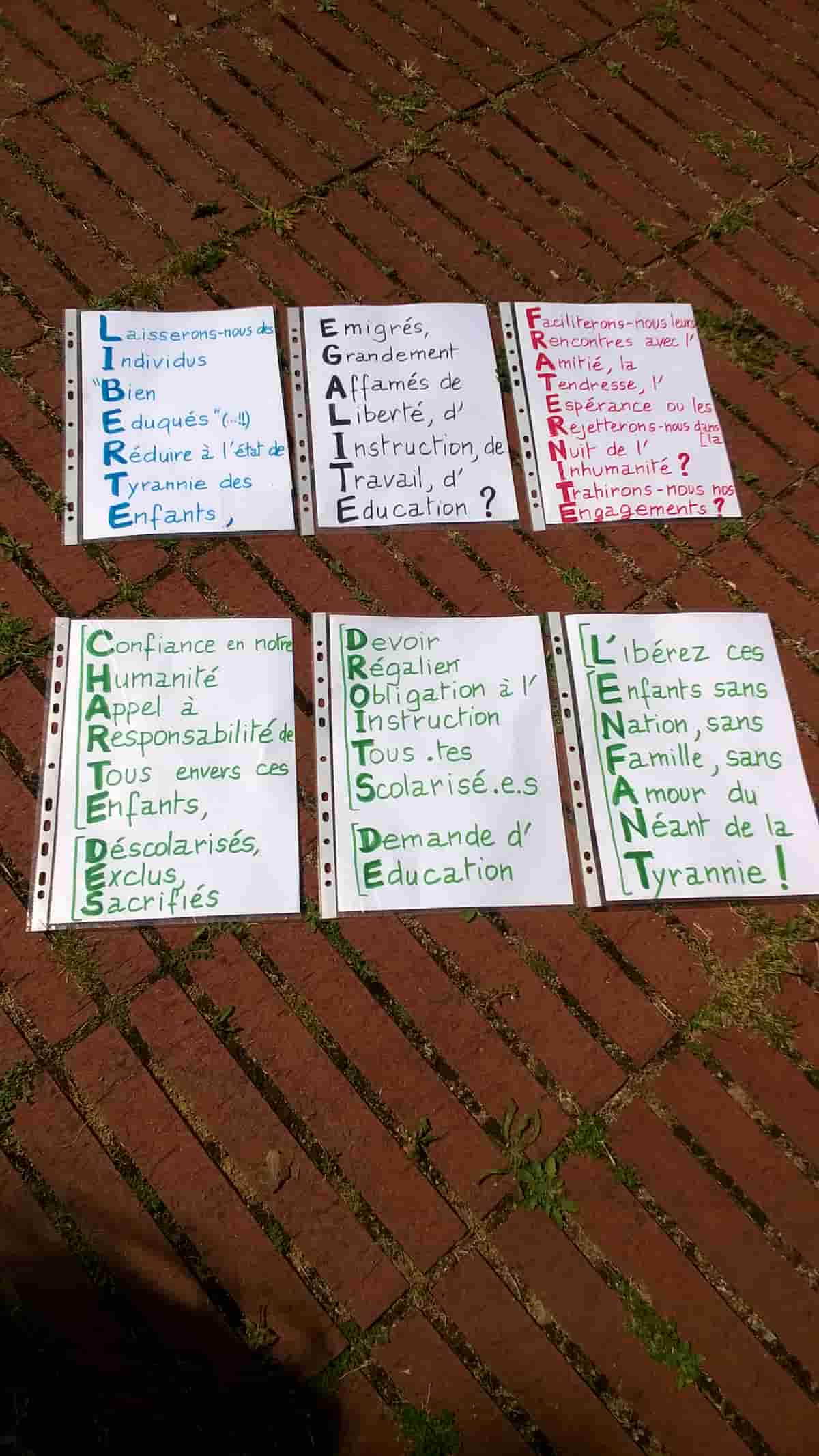 Affiche avec la devise de la France, réalisée par des mineurs isolés