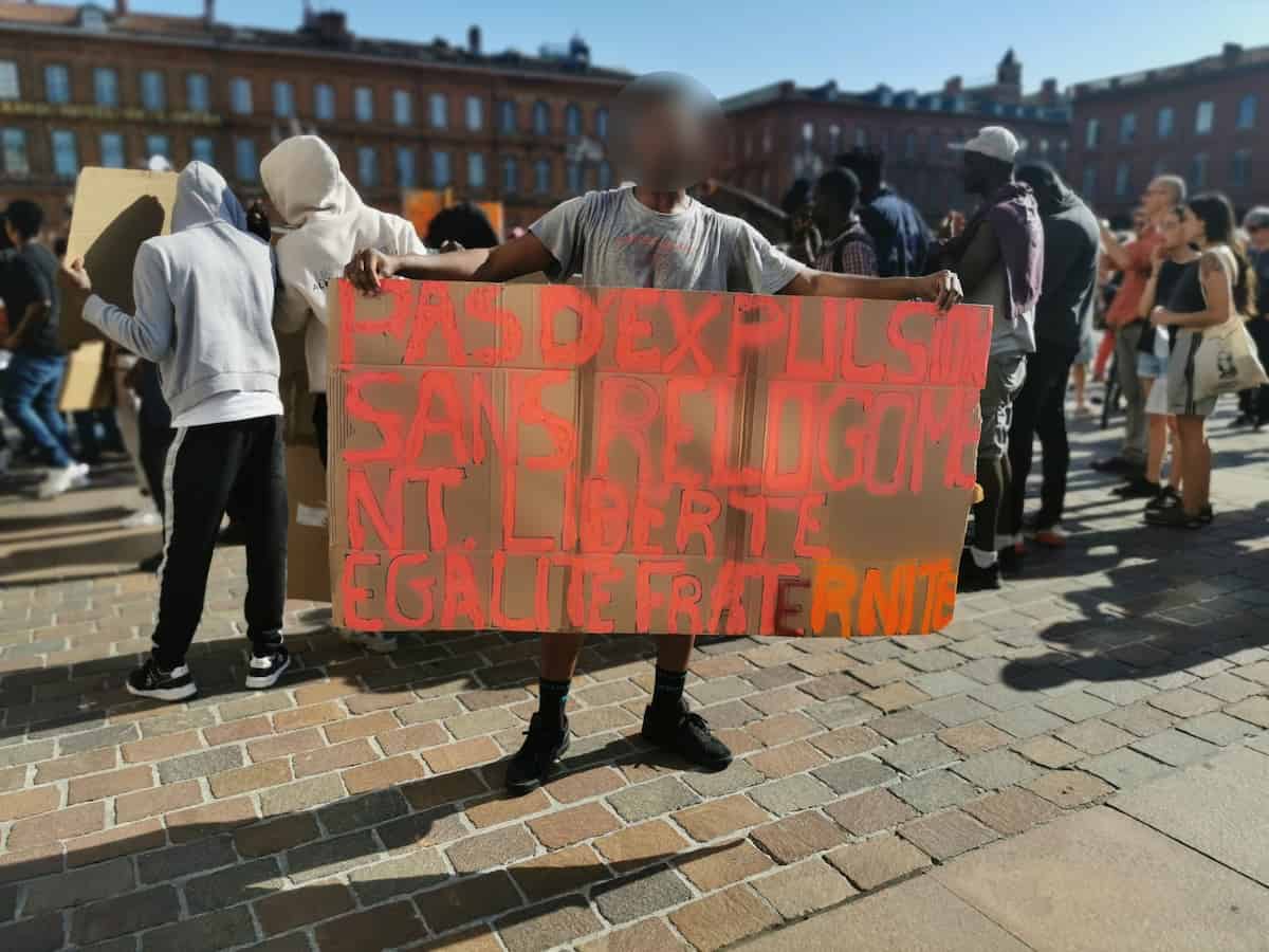 Mineurs isolés entrain d'étudier avec une professeure de TEC 31